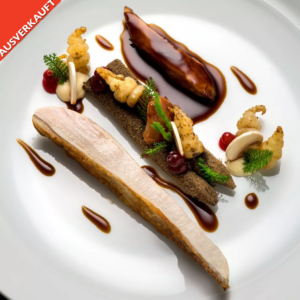 Gourmet-Geflügel, dunkles Brot, Herbstgemüse, kunstvoll angerichtet.