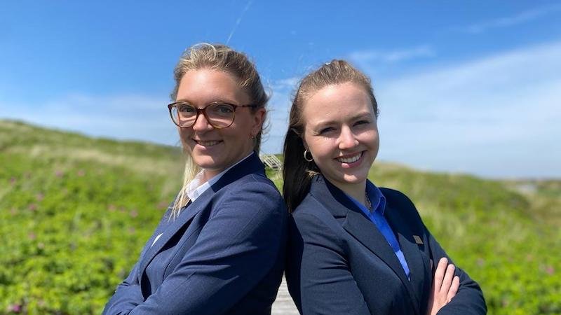 Nadine Ertl und Franziska Dörrenbächer vor der Düne