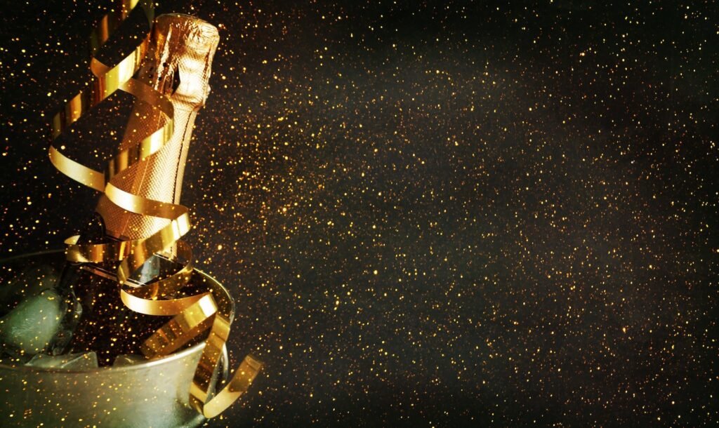 Champagnerflasche mit goldener Schleife im Eiskübel, glitzernde Fassung.