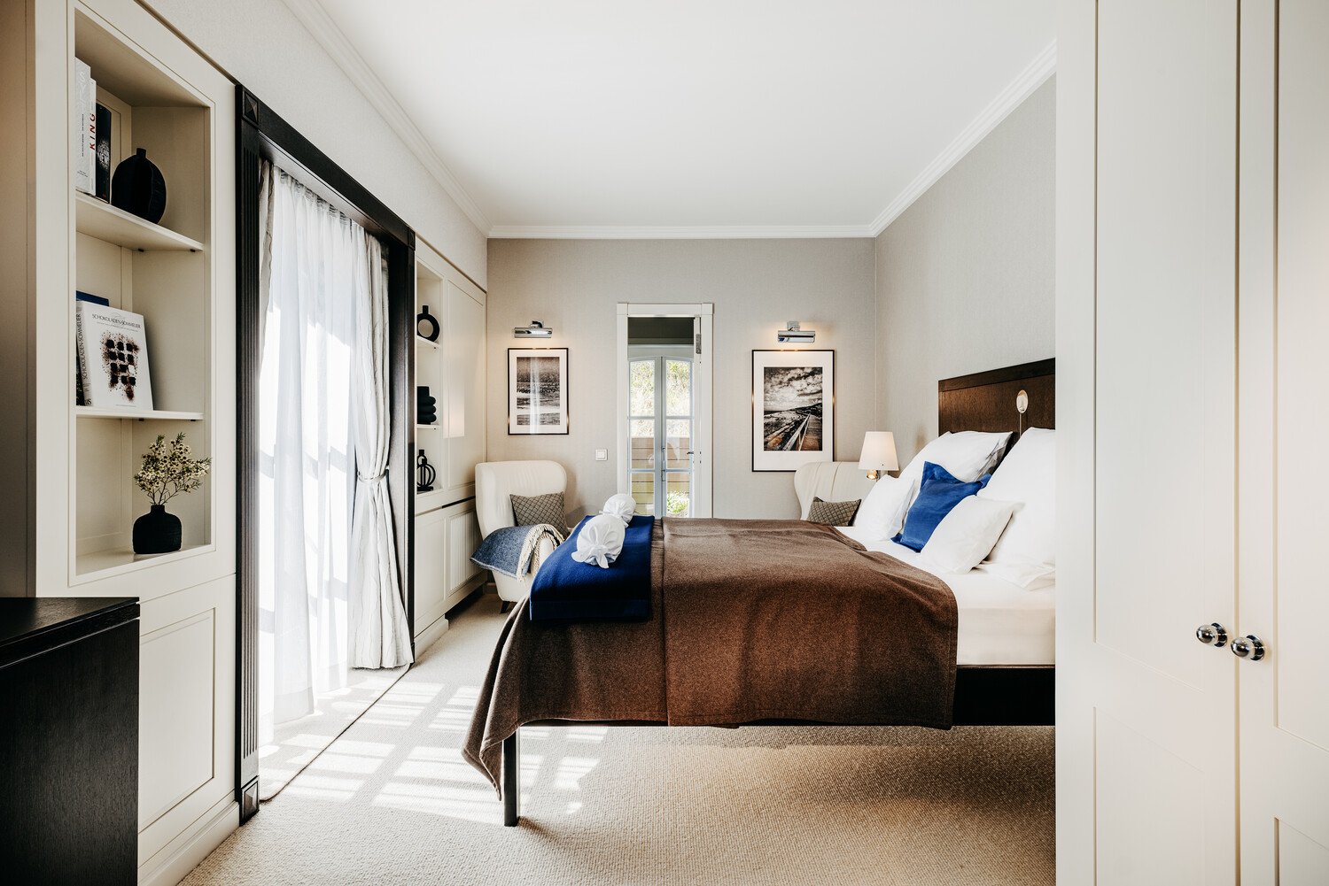 Schlafzimmer im Söl’ring Hof auf Sylt, einem luxuriösen Urlaubsziel.