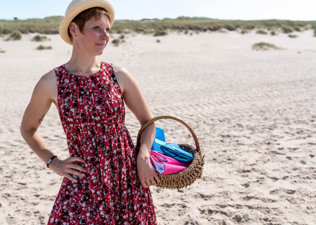 Frau mit Korb am Strand von Sylt in der Nähe des Söl’ring Hofs.