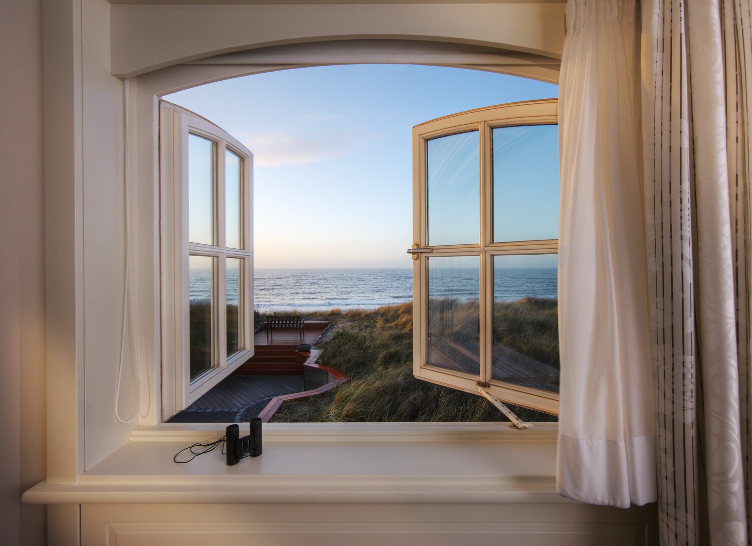 Blick auf den Sonnenuntergang vom Söl’ring Hof auf Sylt; perfekte Urlaubsruhe.