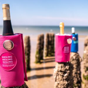 Weinflaschen am Strand des Söl’ring Hofs, Urlaub auf Sylt.
