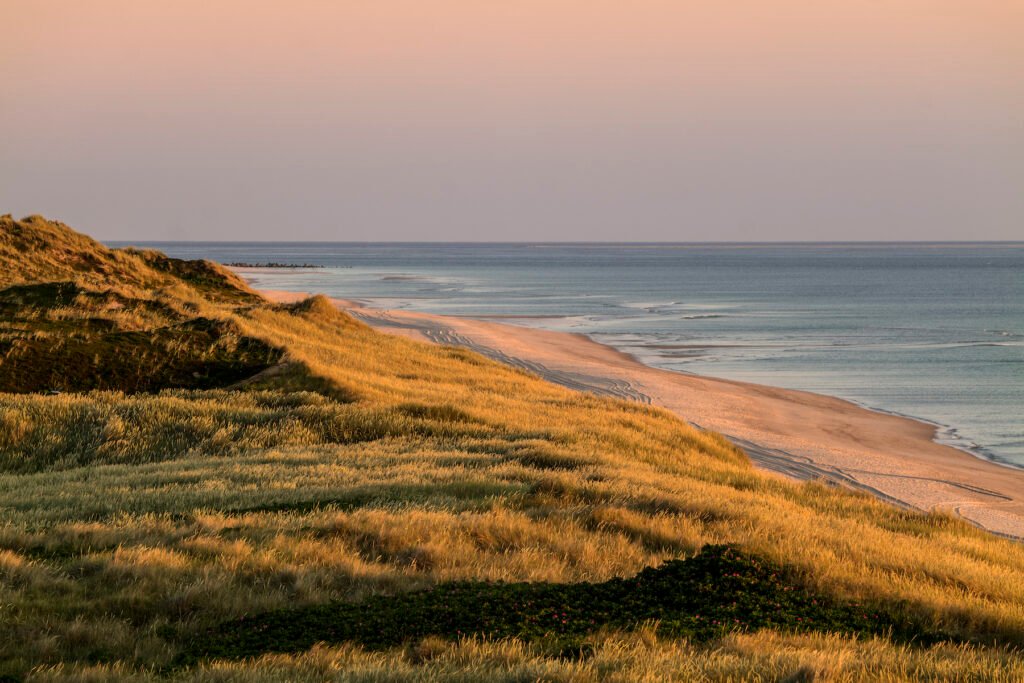 Goldene Dünen am ruhigen Meer – der ideale Urlaub im Söl’ring Hof Sylt.