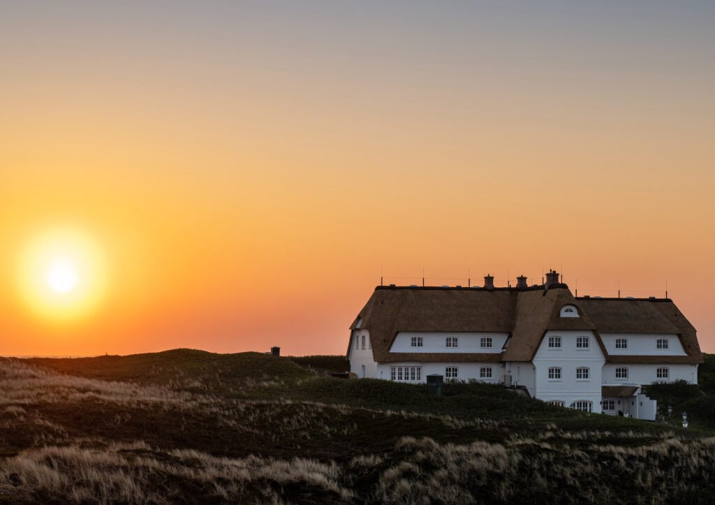 Söl’ring Hof: gemütliches Hotel mit Reetdach, ein Rückzugsort für den Sonnenuntergang auf Sylt.