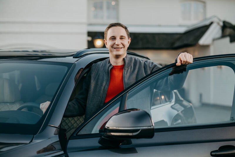 Man arriving by car at Söl’ring Hof holiday destination, Sylt.