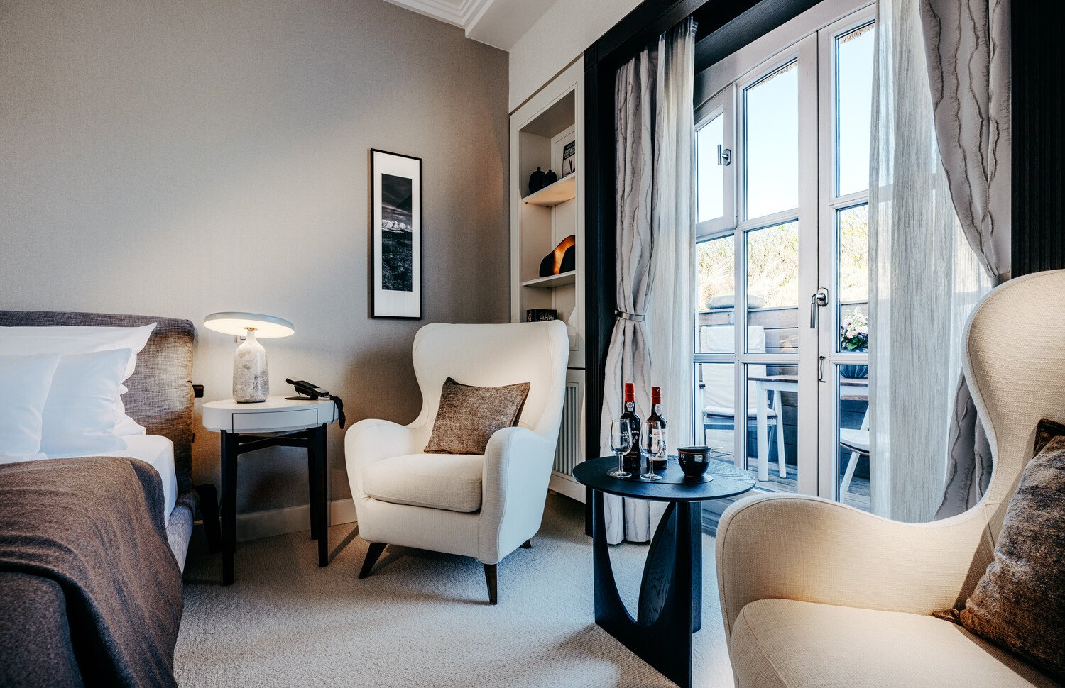 Modernes Zimmer im Söl’ring Hof mit Balkon – der perfekte Rückzugsort für einen Urlaub auf Sylt.