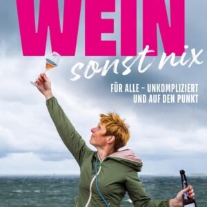 Eine Person am Meer auf Sylt, mit einem Glas Wein in der Hand, Urlaub im Söl’ring Hof.