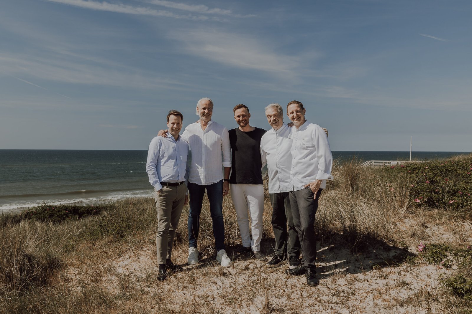 Fünf Männer am Strand von Sylt nach dem Kochkurs im Söl’ring Hof.