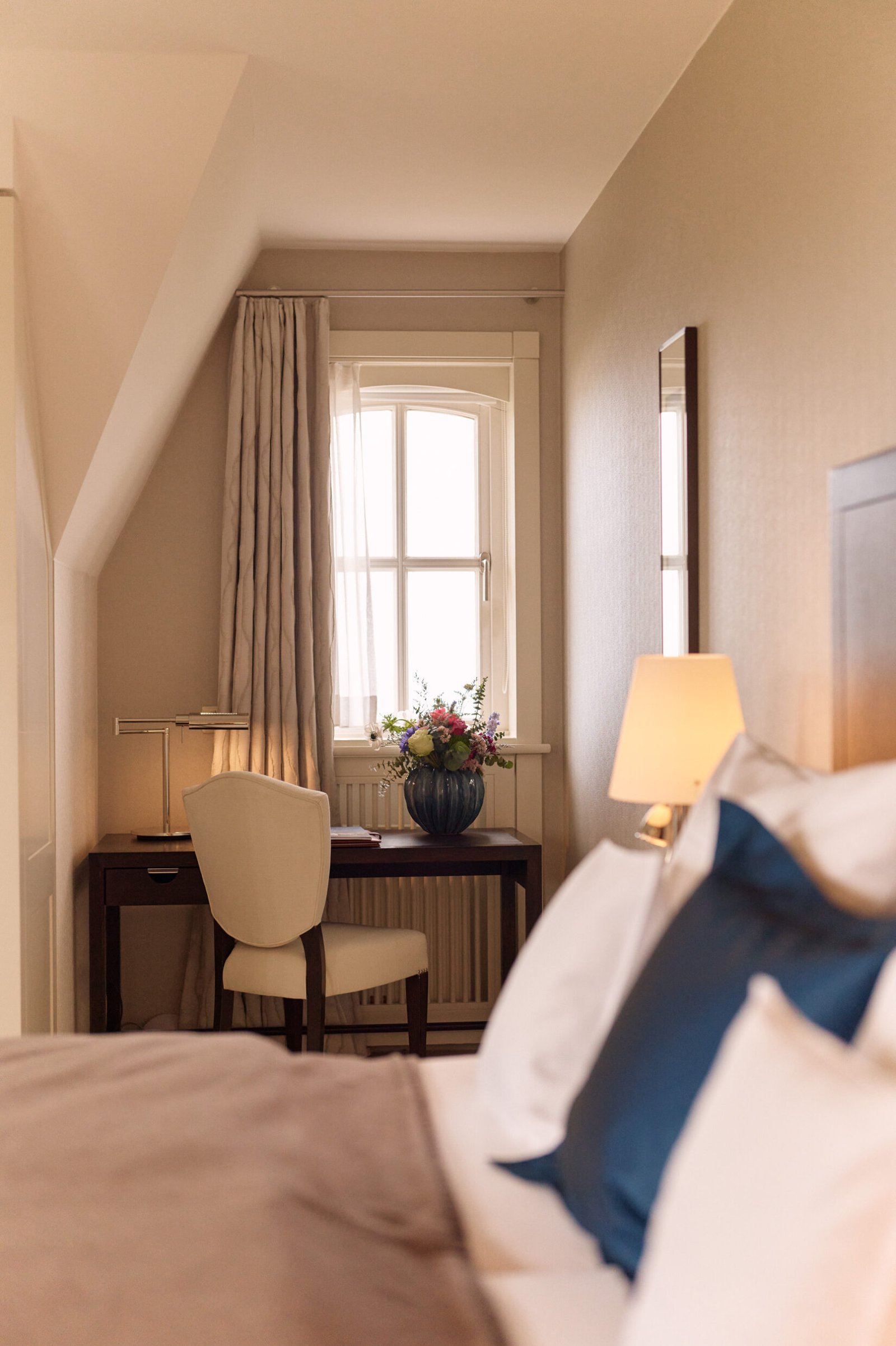 Einladendes Zimmer im Söl’ring Hof, Sylt: gemütlich, Blumen, Rückzugsort am Meer.