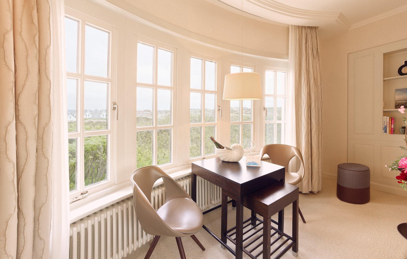 Speisesaal im Söl’ring Hof mit Blick auf die Sylt-Landschaft.