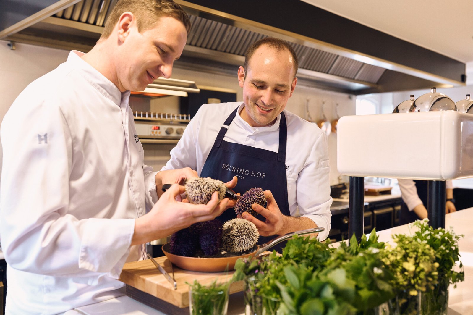 Köche im Söl’ring Hof Sylt prüfen das Gemüse – Urlaubsstimmung.