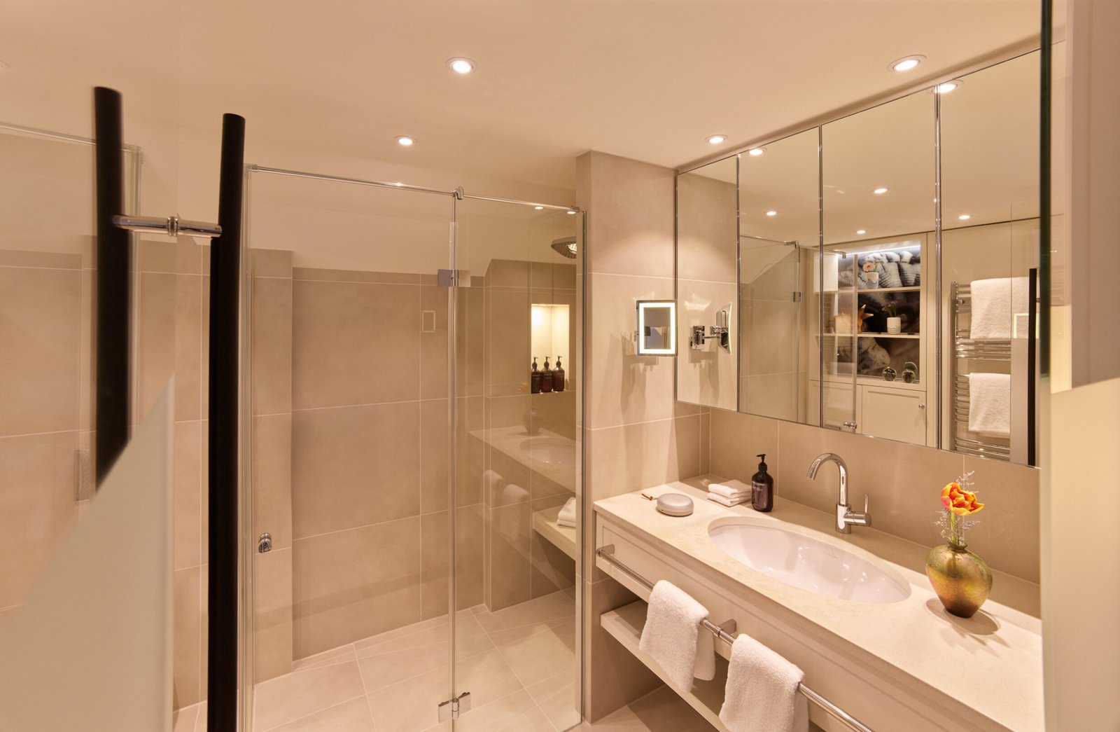 Modernes Badezimmer einer Suite, inspiriert vom Söl’ring Hof, Urlaub auf Sylt.