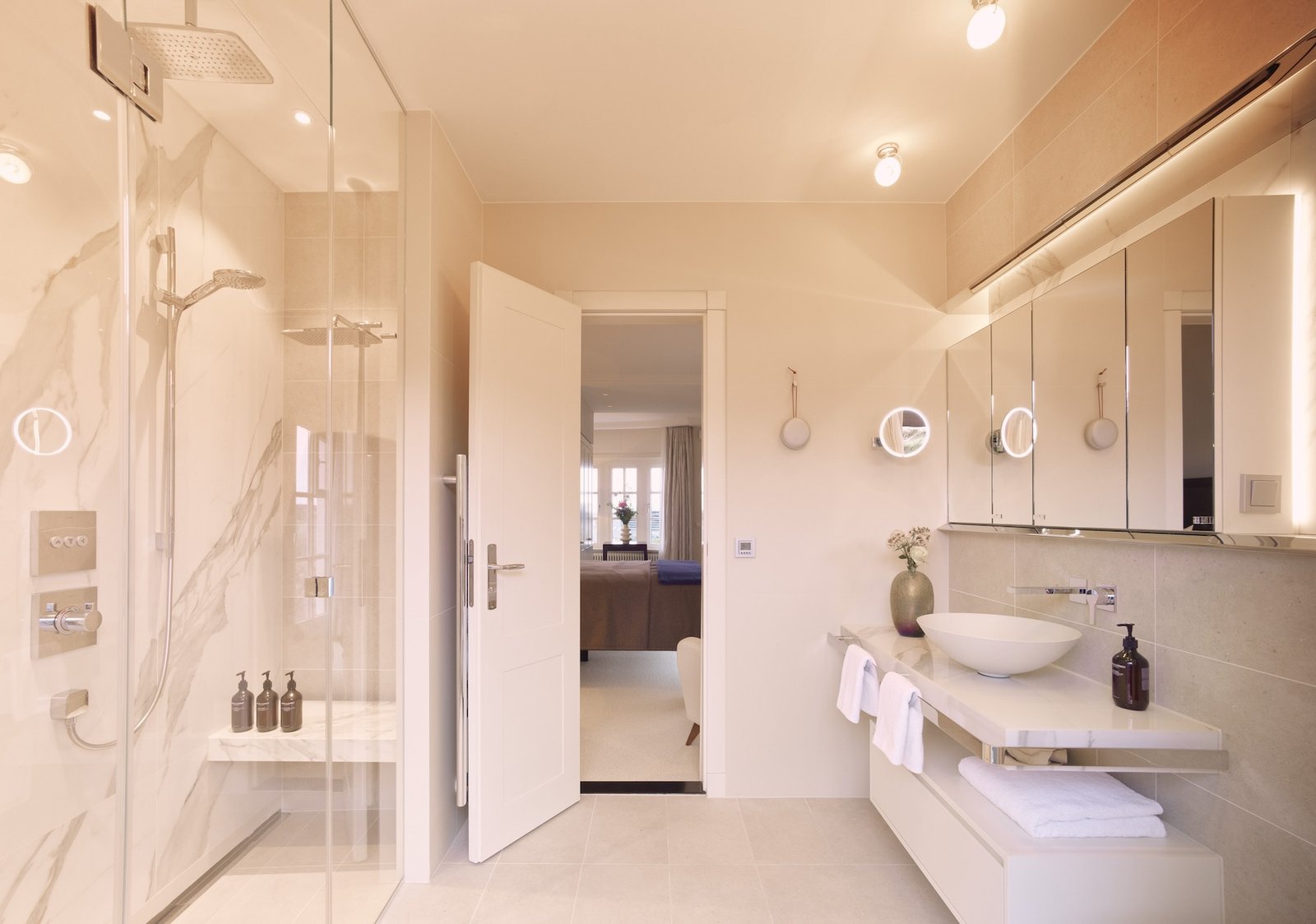 Modernes Hotelbadezimmer im Söl’ring Hof, einer Ferienunterkunft auf Sylt.