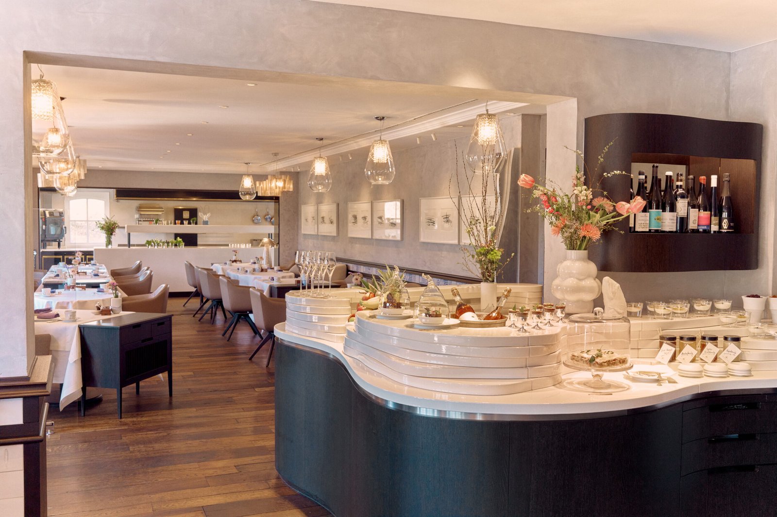 Elegant dining room and buffet at Söl’ring Hof, Sylt destination.