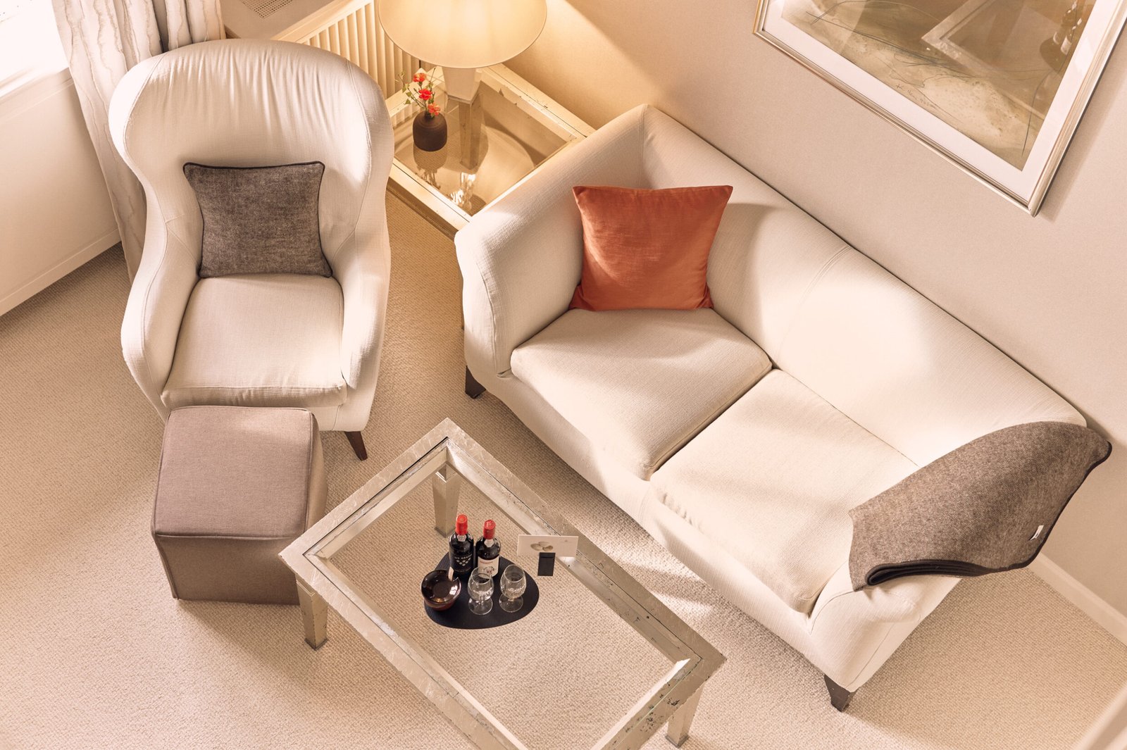 Elegantes Wohnzimmer, Söl’ring Hof Sylt – ein einladender Rückzugsort für den Urlaub.