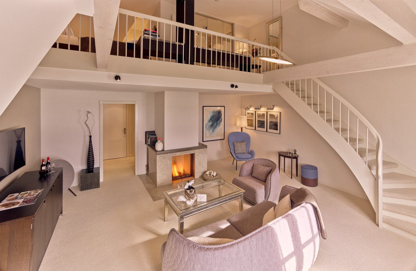 Ein schickes Wohnzimmer im Sylt-Stil, so einladend wie ein Urlaub im Söl’ring Hof.