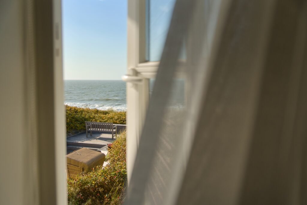 Offenes Fenster im Söl’ring Hof auf Sylt: Rückzugsort mit Meerblick.
