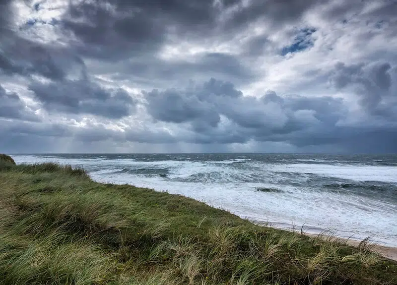 Blick auf die stürmische See am Söl’ring Hof, einem Urlaubsziel auf Sylt.