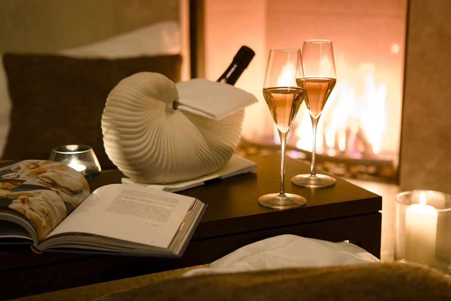 Champagner und ein Buch am Kamin des Söl’ring Hofs auf Sylt.