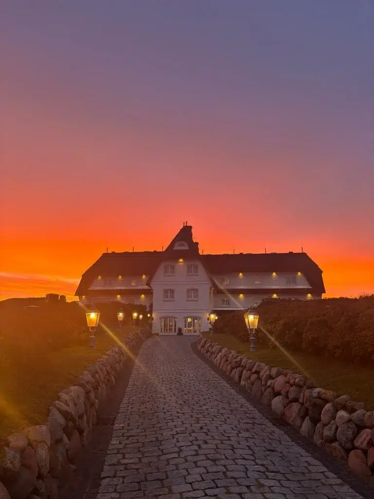 Der Söl’ring Hof auf Sylt bei Sonnenuntergang – ein malerisches Urlaubsziel.
