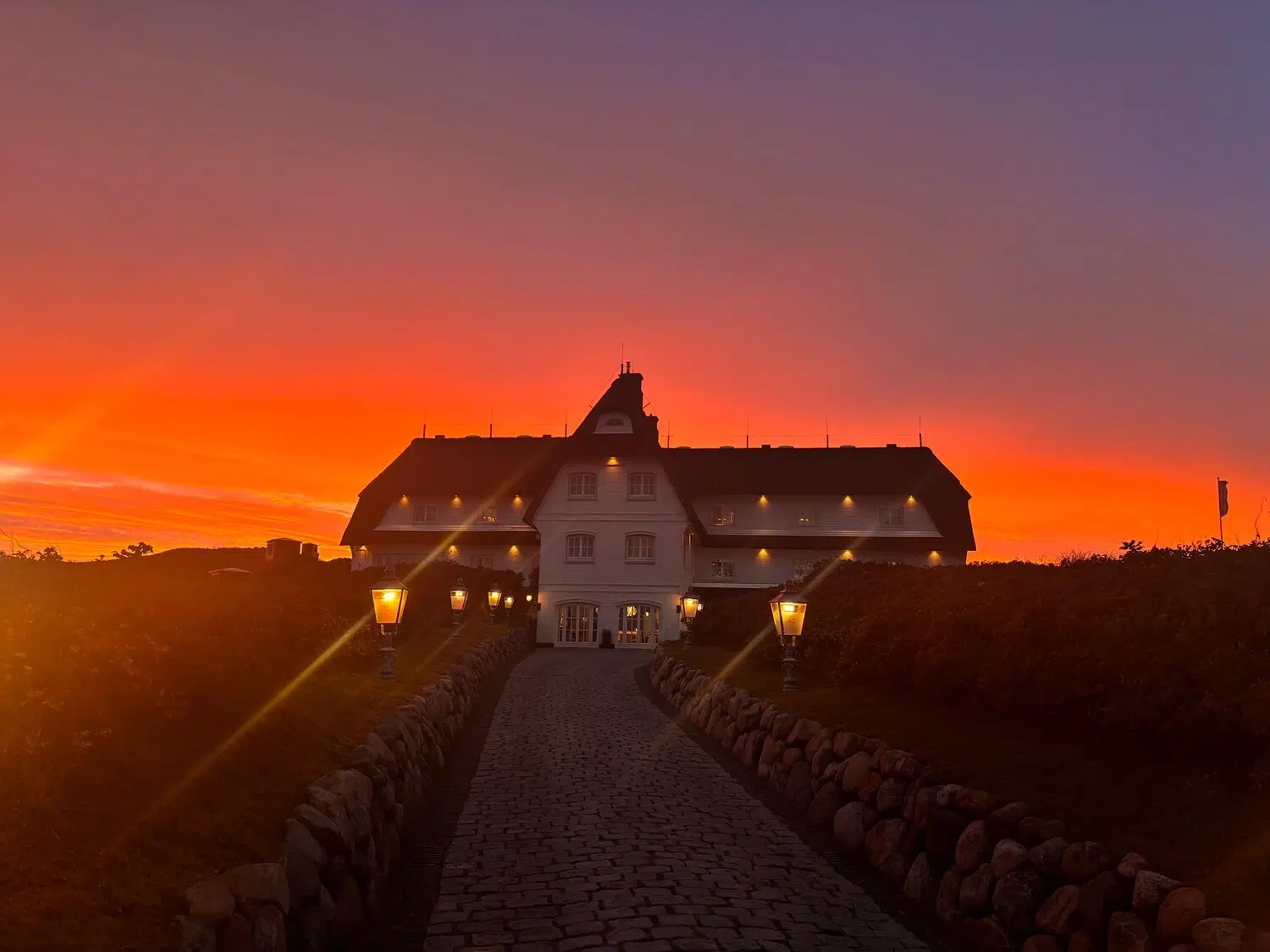 Ein farbenprächtiger Sonnenuntergang im Ferienort Söl’ring Hof auf Sylt.