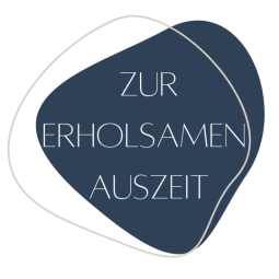Söl’ring Hof Sylt: dunkelblaues abstraktes Motiv, „Zur erholsamen Auszeit“.