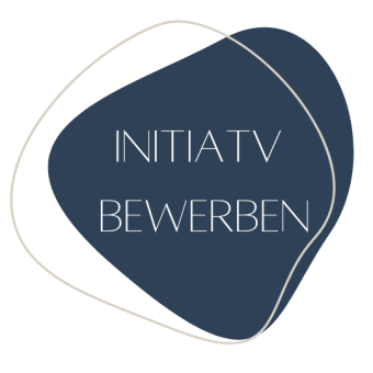 Marineblaue abstrakte Form, INITIATIV BEWERBEN, Urlaub im Söl’ring Hof Sylt.