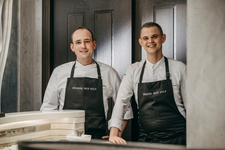 Jan Fehling (links) und Benedikt Arps (rechts) stehen im neuen Restaurant.